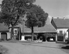 Façade antérieure vue de face en 1981. © Région Bourgogne-Franche-Comté, Inventaire du patrimoine