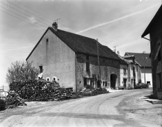 Façade antérieure vue de trois-quarts gauche en 1981. © Région Bourgogne-Franche-Comté, Inventaire du patrimoine