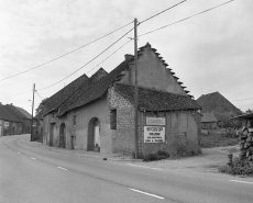 Façade antérieure vue de trois quarts droit. © Région Bourgogne-Franche-Comté, Inventaire du patrimoine