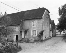 Façade antérieure et latérale droite. © Région Bourgogne-Franche-Comté, Inventaire du patrimoine