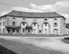 Vue de face du bâtiment en arc-de-cercle. © Région Bourgogne-Franche-Comté, Inventaire du patrimoine