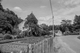 Vue d'ensemble avec le jardin potager. © Région Bourgogne-Franche-Comté, Inventaire du patrimoine