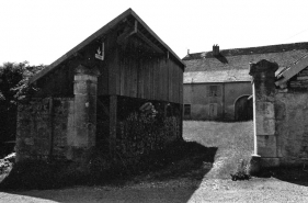 Vue depuis l'entrée de la cour. © Région Bourgogne-Franche-Comté, Inventaire du patrimoine