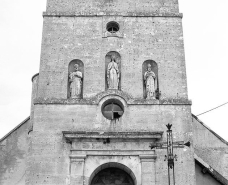 Ensemble de trois statues au-dessus du portail. © Région Bourgogne-Franche-Comté, Inventaire du patrimoine