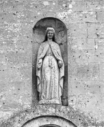 Ensemble de trois statues au-dessus du portail : la Vierge. © Région Bourgogne-Franche-Comté, Inventaire du patrimoine