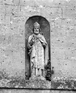 Ensemble de trois statues au-dessus du portail : saint Evêque. © Région Bourgogne-Franche-Comté, Inventaire du patrimoine