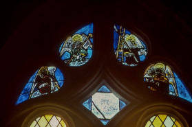 Vue d'ensemble du tympan : linge de Véronique, anges tenant les instruments de la Passion. © Région Bourgogne-Franche-Comté, Inventaire du patrimoine