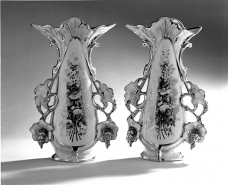 Vue d'ensemble des deux vases. © Région Bourgogne-Franche-Comté, Inventaire du patrimoine