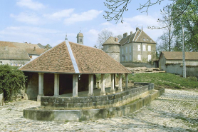 Vue d'ensemble de trois quarts gauche en 1982. © Région Bourgogne-Franche-Comté, Inventaire du patrimoine