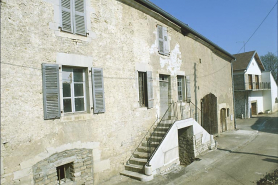 Façade antérieure vue de trois quarts gauche en 1982. © Région Bourgogne-Franche-Comté, Inventaire du patrimoine