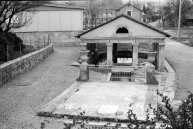 Ensemble du dispositif avec, au 1er plan, la chambre de captage. © Région Bourgogne-Franche-Comté, Inventaire du patrimoine