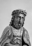 Détail du visage, bouche fermée. © Région Bourgogne-Franche-Comté, Inventaire du patrimoine