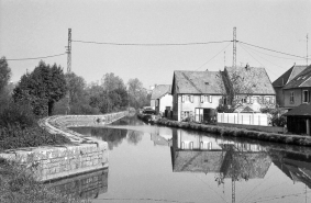 Canal et maisons au bord du canal. © Région Bourgogne-Franche-Comté, Inventaire du patrimoine