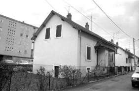 Maison jumelée : vue de trois quarts gauche. © Région Bourgogne-Franche-Comté, Inventaire du patrimoine