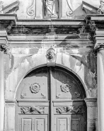 Portail de la façade antérieure :  : partie supérieure. © Région Bourgogne-Franche-Comté, Inventaire du patrimoine