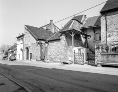Façades sur rue vues de trois quarts droit. © Région Bourgogne-Franche-Comté, Inventaire du patrimoine