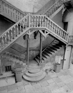 Escalier dans la cour. © Région Bourgogne-Franche-Comté, Inventaire du patrimoine