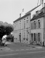 Vue de trois-quarts de la façade antérieure. © Région Bourgogne-Franche-Comté, Inventaire du patrimoine