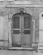 Façade antérieure, porte d'entrée. © Région Bourgogne-Franche-Comté, Inventaire du patrimoine