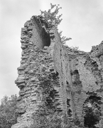 Vue intérieure du donjon montrant le passage à l'intérieur du mur. © Région Bourgogne-Franche-Comté, Inventaire du patrimoine