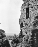 Vue extérieure du donjon et panorama. © Région Bourgogne-Franche-Comté, Inventaire du patrimoine