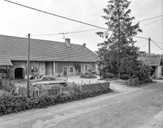Ferme située rue du Centre, cadastrée 1945 B 317 : façade antérieure. © Région Bourgogne-Franche-Comté, Inventaire du patrimoine