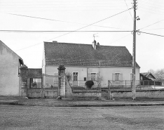 Façade antérieure depuis la cour. © Région Bourgogne-Franche-Comté, Inventaire du patrimoine