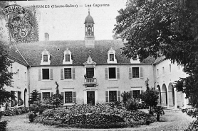 Bâtiments sur cour : reproduction d'une carte postale ancienne. © Région Bourgogne-Franche-Comté, Inventaire du patrimoine
