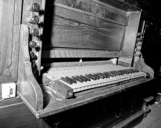 Console vue de trois quarts gauche. © Région Bourgogne-Franche-Comté, Inventaire du patrimoine