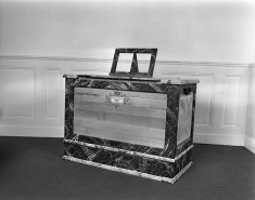 Orgue de choeur, vu de trois quarts droit du côté du clavier. © Région Bourgogne-Franche-Comté, Inventaire du patrimoine