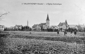 Vue d'ensemble de l'église catholique et d'une partie du village, 1ère moitié 20e siècle. © Région Bourgogne-Franche-Comté, Inventaire du patrimoine