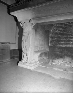 Intérieur : détail du manteau de la cheminée décoré d'une vache en bas-relief. © Région Bourgogne-Franche-Comté, Inventaire du patrimoine