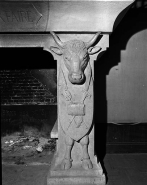 Intérieur : détail d'un montant de la cheminée décoré d'une vache en bas-relief. © Région Bourgogne-Franche-Comté, Inventaire du patrimoine