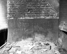 Intérieur : cheminée, détail de la platine. © Région Bourgogne-Franche-Comté, Inventaire du patrimoine