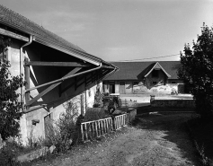 Les parties agricoles : façade latérale droite du fenil et façade antérieure des écuries. © Région Bourgogne-Franche-Comté, Inventaire du patrimoine