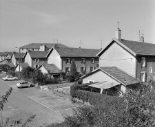 Vue de trois quarts gauche éloignée depuis la rue des Usines. © Région Bourgogne-Franche-Comté, Inventaire du patrimoine
