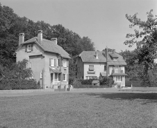 Vue de trois quarts gauche de deux logements ouvriers cadastré AP 134 et cadastré AP 135. © Région Bourgogne-Franche-Comté, Inventaire du patrimoine