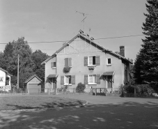 Vue d'ensemble du logement ouvrier cadastré AP 138, de face. © Région Bourgogne-Franche-Comté, Inventaire du patrimoine