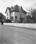 Vue d'ensemble, de trois quarts droit depuis la rue. © Région Bourgogne-Franche-Comté, Inventaire du patrimoine