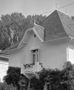 Détail de la toiture et de la fenêtre du 1er étage. © Région Bourgogne-Franche-Comté, Inventaire du patrimoine