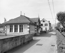 Vue d'ensemble des bâtiments donnant rue des Ecoles. © Région Bourgogne-Franche-Comté, Inventaire du patrimoine