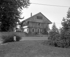 Façades postérieure et latérale gauche : vue éloignée. © Région Bourgogne-Franche-Comté, Inventaire du patrimoine