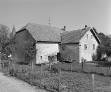 Façade postérieure, vue de trois quarts. © Région Bourgogne-Franche-Comté, Inventaire du patrimoine