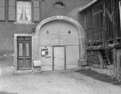 Façade antérieure vue de trois quarts droit ; porte de grange et remise. © Région Bourgogne-Franche-Comté, Inventaire du patrimoine