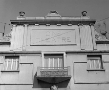 Façade antérieure ; détail : le fronton. © Région Bourgogne-Franche-Comté, Inventaire du patrimoine