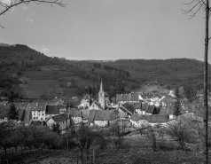 Vue générale du village depuis l'est. © Région Bourgogne-Franche-Comté, Inventaire du patrimoine