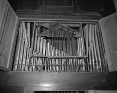 Tuyauterie du clavier du grand orgue et abrégé du récit, vus de face en contre-plongée. © Région Bourgogne-Franche-Comté, Inventaire du patrimoine