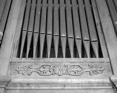 Panneau sculpté sous une plate-face. © Région Bourgogne-Franche-Comté, Inventaire du patrimoine