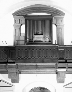 Vue générale de face en contre-plongée. © Région Bourgogne-Franche-Comté, Inventaire du patrimoine