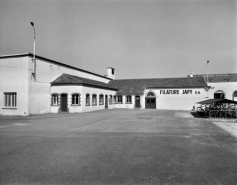 Cour d'entrée et accès aux bureaux. © Région Bourgogne-Franche-Comté, Inventaire du Patrimoine